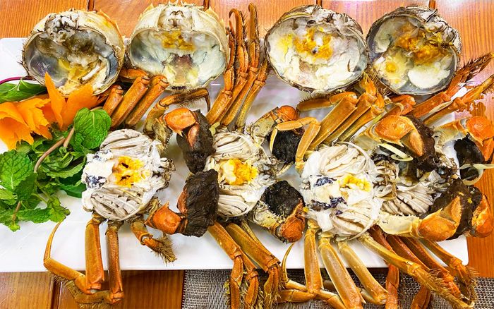 Không gian ấn tượng với bể hải sản tươi sống tại Làng Chài Hạ Long
