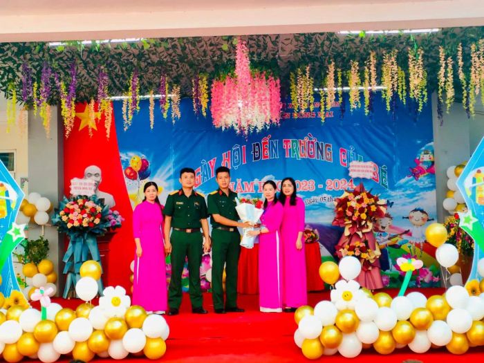 Khuôn viên xanh mát tại Mầm non Đông Mai