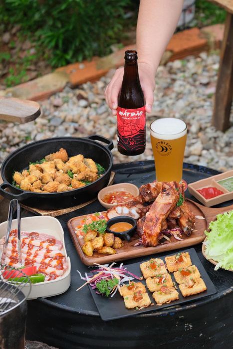 Không gian ấm cúng tại 5PM Beer Garden