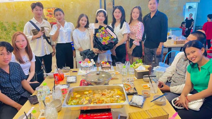 Không gian ẩm cúng và món ngon tại Lẩu Nướng Hakimi