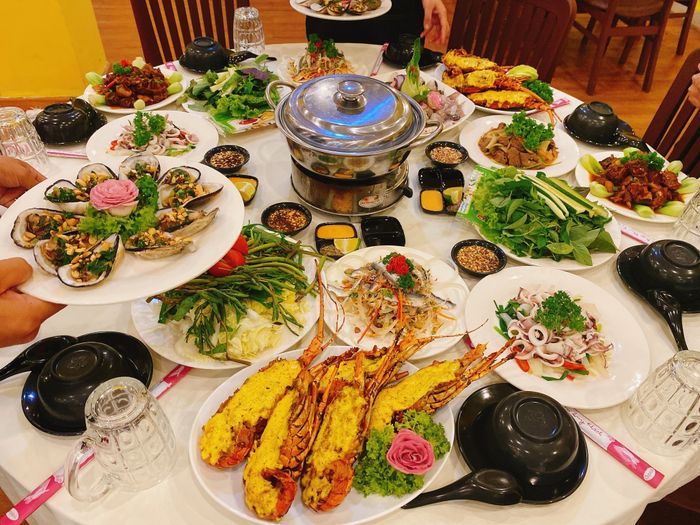 Hình ảnh những món hải sản tươi sống được chế biến tinh tế tại Nhà Hàng Crazy Crab
