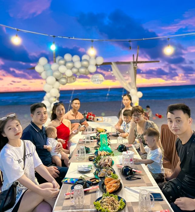 Hình ảnh bữa tiệc hải sản thịnh soạn với view biển tuyệt đẹp tại Quán Ăn Ong Vàng