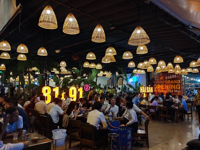 81&91 - Ảnh 3: Quán sở hữu không gian rộng rãi, thân thiện, cùng các món ăn ngon miệng, là điểm đến lý tưởng cho mọi cuộc vui.