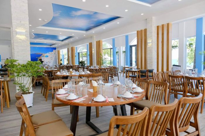 Hình ảnh không gian sang trọng và các món hải sản đẳng cấp tại Nhà Hàng Crazy Crab