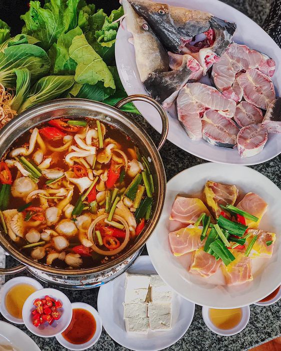 Không gian ấm cúng với nồi lẩu cá tầm bốc khói tại Ngư Sơn - Ảnh 1