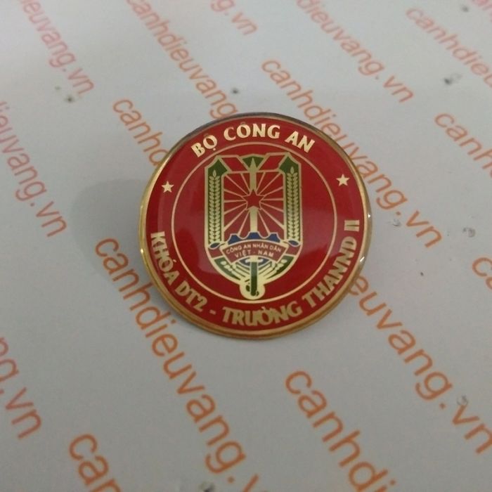 Mẫu huy hiệu đa dạng phong cách từ Cánh Diều Vàng