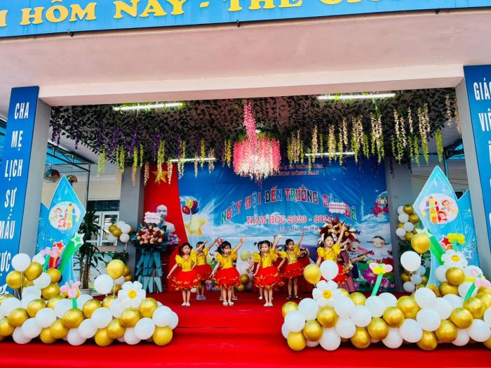 Hoạt động vui chơi ngoài trời của bé tại Mầm non Đông Mai