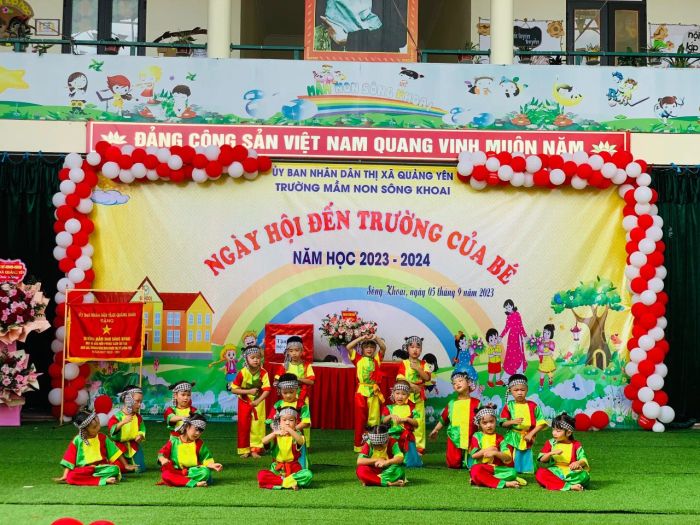 Khoảnh khắc đáng yêu: Các bé vui chơi tại khuôn viên xanh của Trường Mầm Non Sông Khoai