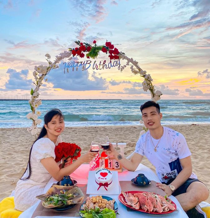 Hình ảnh góc tiệc lãng mạn ngắm hoàng hôn tại Quán Ăn Ong Vàng