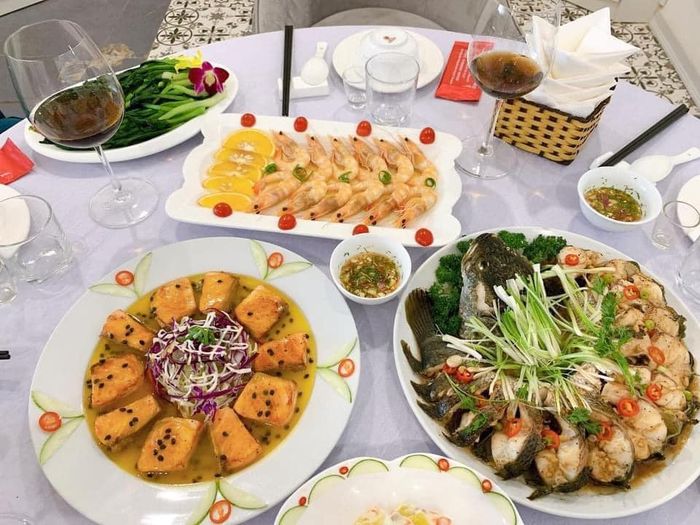Góc ẩm thực tinh tế với view hồ tuyệt đẹp tại 288 Restaurant