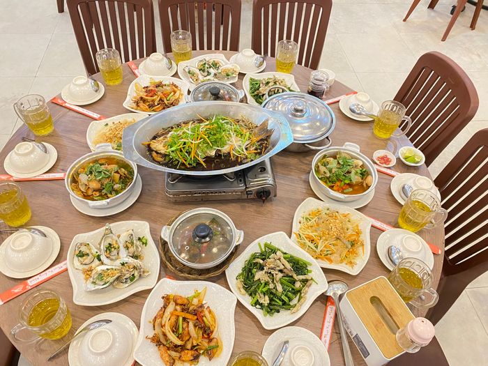 Hình ảnh những món hải sản cao cấp được trình bày tinh tế tại Nhà Hàng Biển Vàng