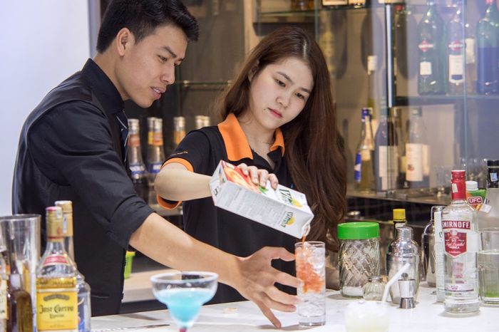 Thực hành pha chế chuyên nghiệp cùng giảng viên giàu kinh nghiệm tại VAAC