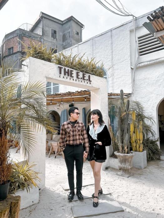 Góc sống ảo sang trọng với view thành phố về đêm tại The E.E.L Cafe