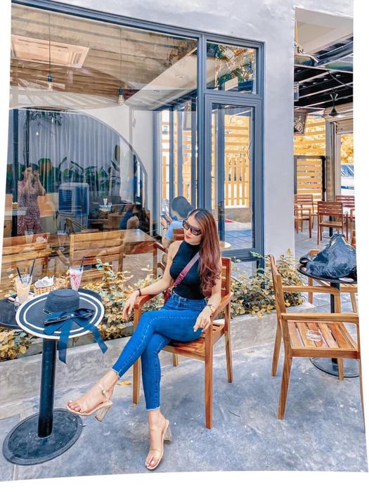 Góc ngoài trời lãng mạn với view thành phố tại Him Coffee