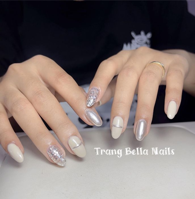 Học viên thực hành kỹ thuật nail chuyên nghiệp
