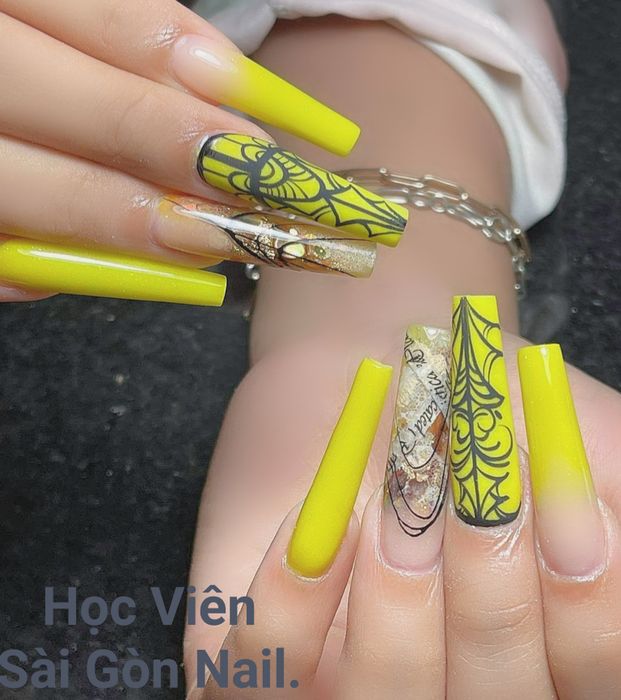 Học viên thực hành kỹ thuật nail tại Sài Gòn Nail