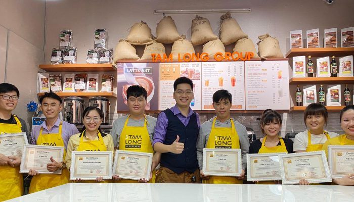 Học viên thực hành pha chế cùng chuyên gia tại Tam Long Group