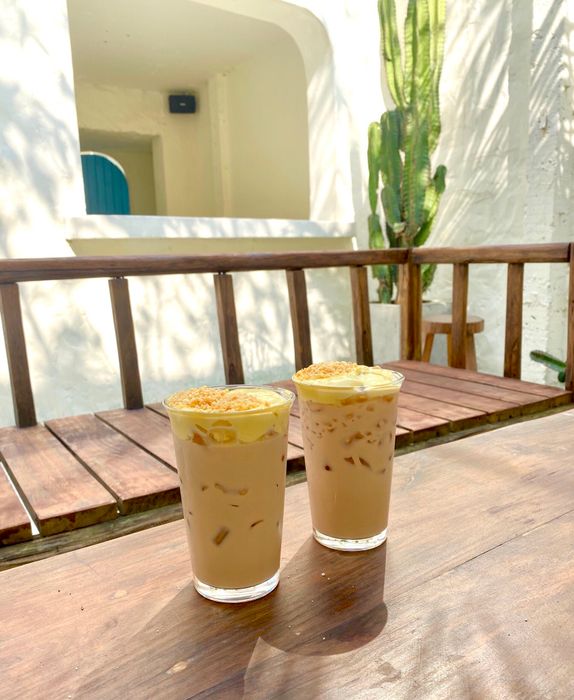 Tiểu cảnh cát trắng và hồ nước độc đáo tại The E.E.L Cafe