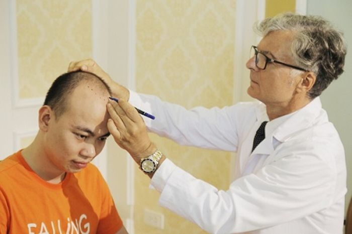 Khoảnh khắc khách hàng hài lòng sau khi cấy tóc tại Kangnam