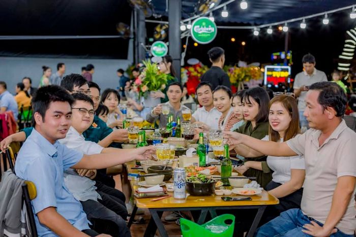 Không gian ấm cúng và món ngon tại Tự Do Quán