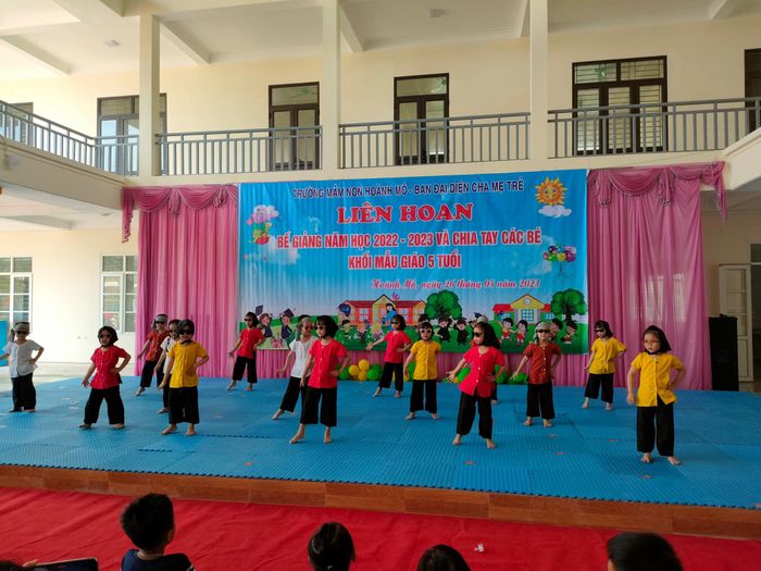 Hoạt động vui chơi ngoài trời của bé tại Trường Mầm non Hoành Mô
