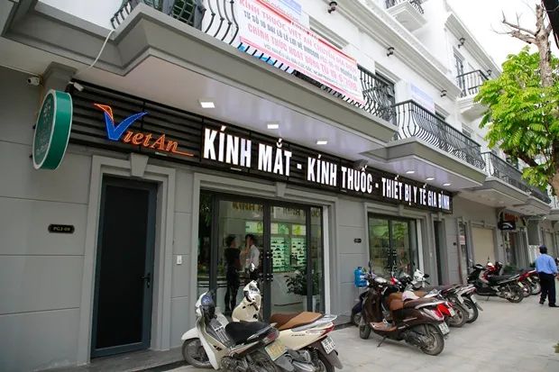Không gian sang trọng và chuyên nghiệp tại Trung tâm Kính Mắt Việt An