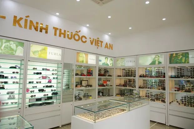 Góc trưng bày các dòng kính cao cấp tại Trung tâm Kính Mắt Việt An