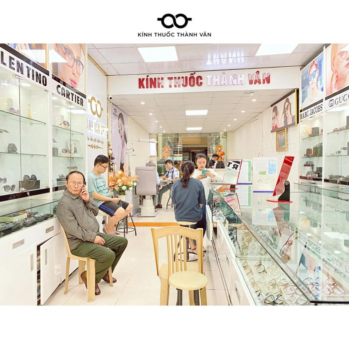 Hình ảnh không gian sang trọng tại Kính thuốc Thành Vân - 262 Nguyễn Trãi, TP Thanh Hoá