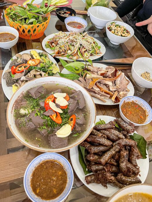 Không gian ấm cúng tại Nhà hàng Dê Phước Tiên