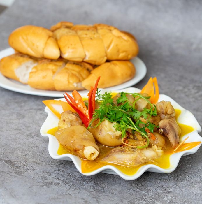 Không gian ấm cúng tại Nhà Hàng Dê Núi Xuân Hoà