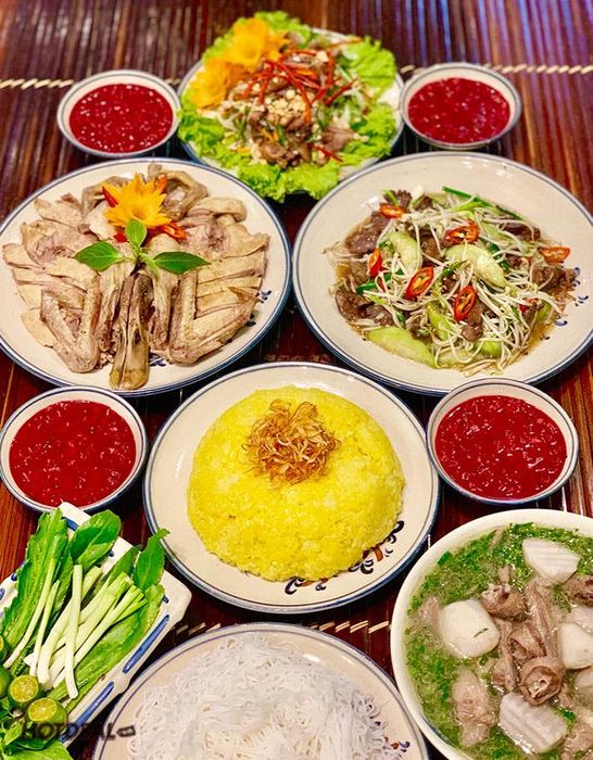 Hình ảnh không gian ấm cúng và món ngon đặc trưng tại Beer Tây Bắc