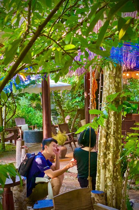 Góc làm việc đầy cảm hứng giữa cây xanh tại Lá Coffee