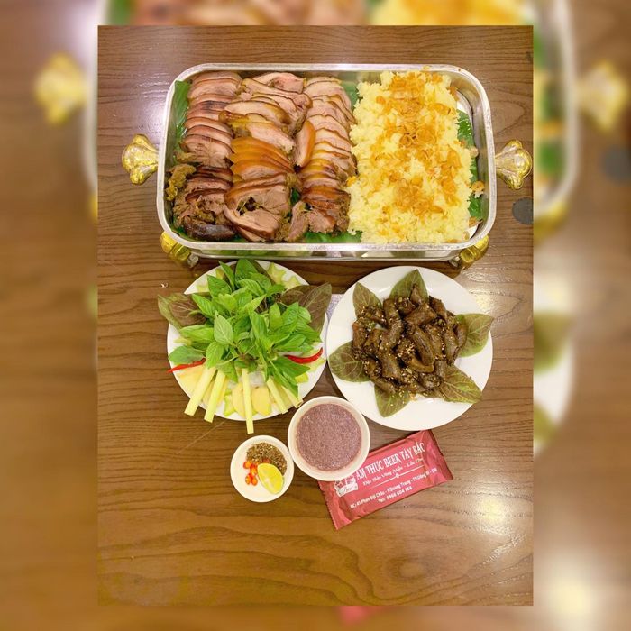 Hình ảnh không gian ấm cúng và những món đặc sản Tây Bắc hấp dẫn