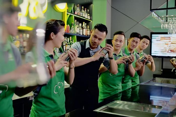 Học viên thực hành pha chế dưới sự hướng dẫn tận tình của giảng viên