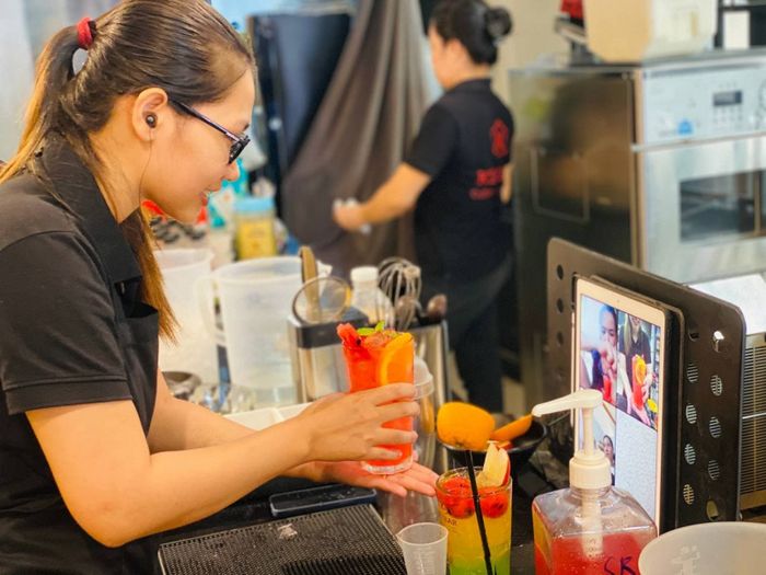 Học viên thực hành pha chế chuyên nghiệp tại An Thịnh Kenbar