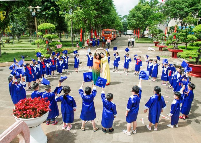 Hình ảnh Trường Mầm Non Tuổi Thần Tiên - Không gian học tập tràn ngập tiếng cười trẻ thơ giữa khuôn viên xanh mát.