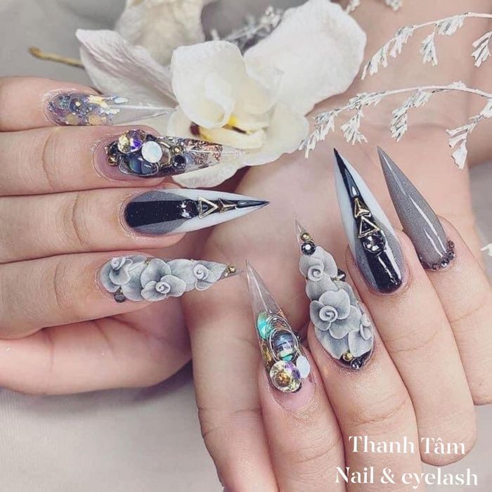 Học viên thực hành kỹ thuật nail sáng tạo tại Thanh Tâm Academy