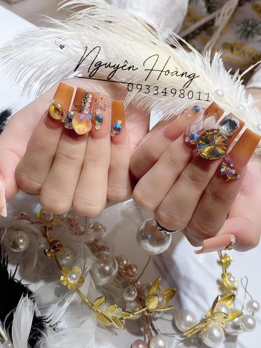 Học viên thực hành kỹ thuật nail cao cấp tại Nguyên Hoàng Nails
