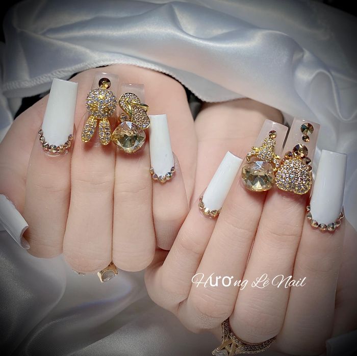 Học viên thực hành kỹ thuật nail chuyên nghiệp