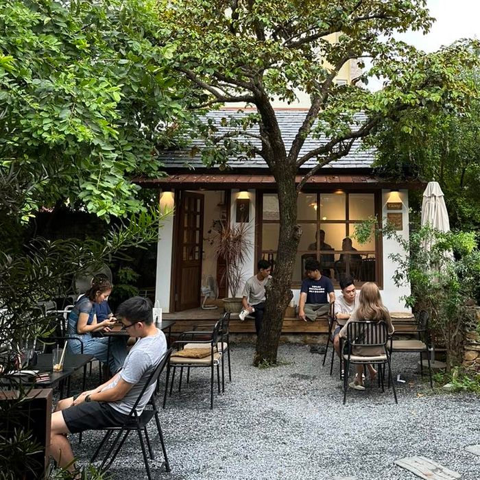 Góc thư giãn lãng mạn với ánh đèn vàng tại Giang Cafe