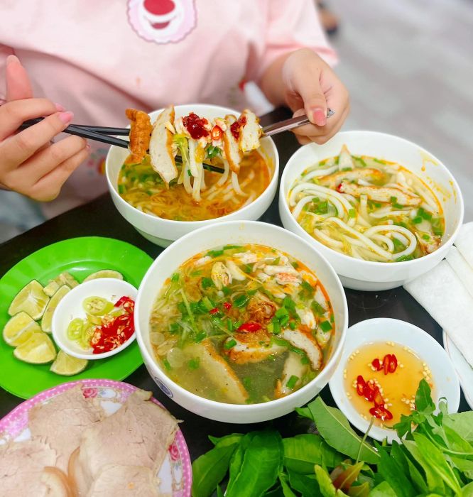 Tô bánh canh cua thơm ngon đặc trưng tại quán 242 - Ảnh 1