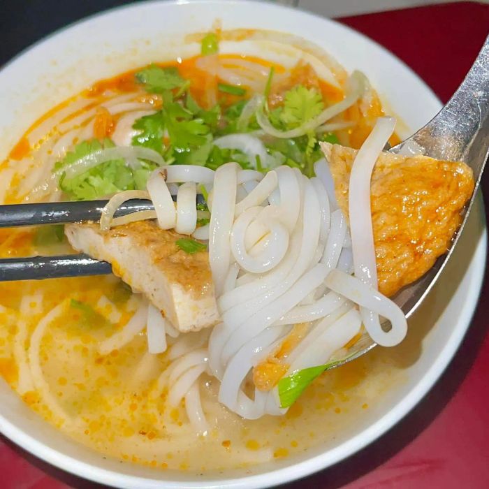 Tô bánh canh chả cá đặc trưng tại quán Cô Thể - Ảnh 1