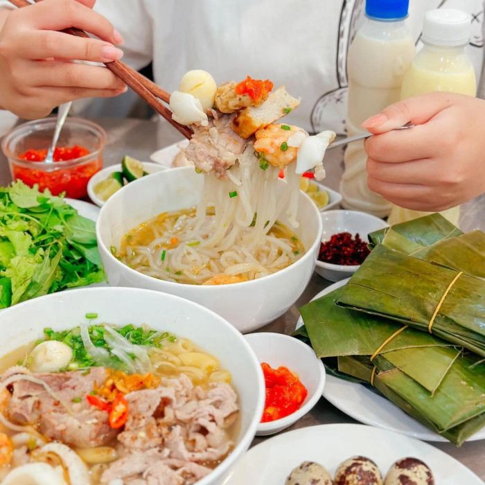 Không gian ấm cúng và tô bánh canh đặc sản tại quán 111 - Ảnh 2