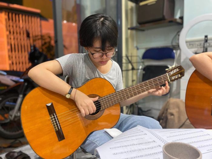 Hình ảnh lớp học guitar chuyên nghiệp tại DuyTieu