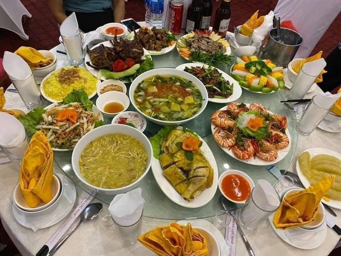 Khu vực buffet ấn tượng tại Nhà hàng Lục Nam