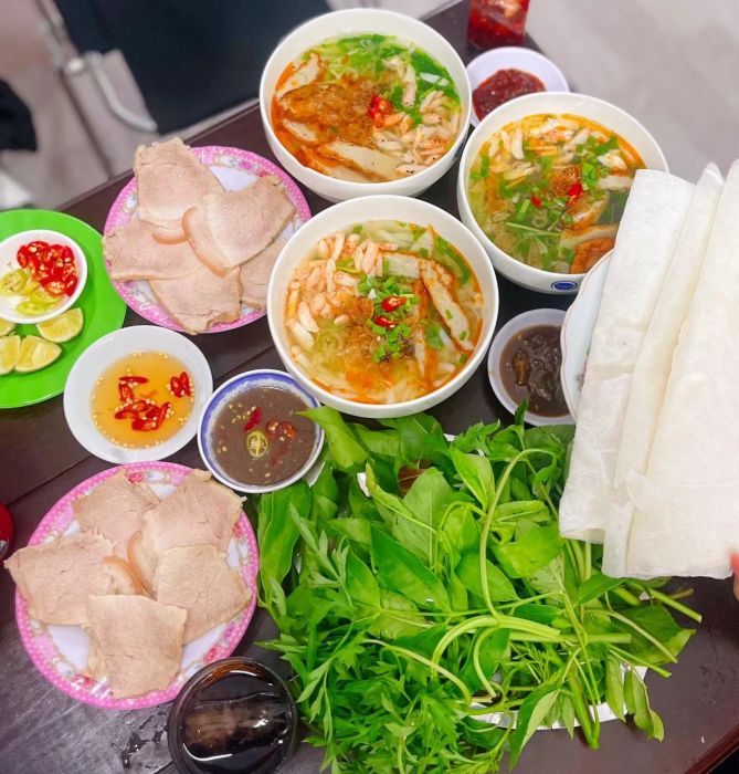 Không gian ấm cúng và món ngon tại quán 242 - Ảnh 2