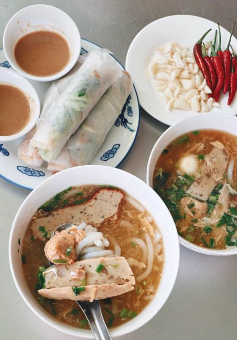 Không gian ấm cúng và món ngon đặc sản tại quán Bà O - Ảnh 2