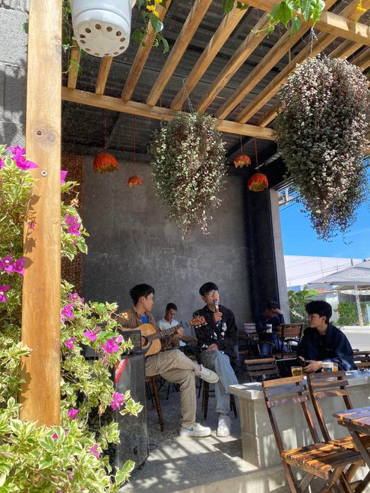 Không gian xanh mát tại AQUA Coffee & Milk Tea