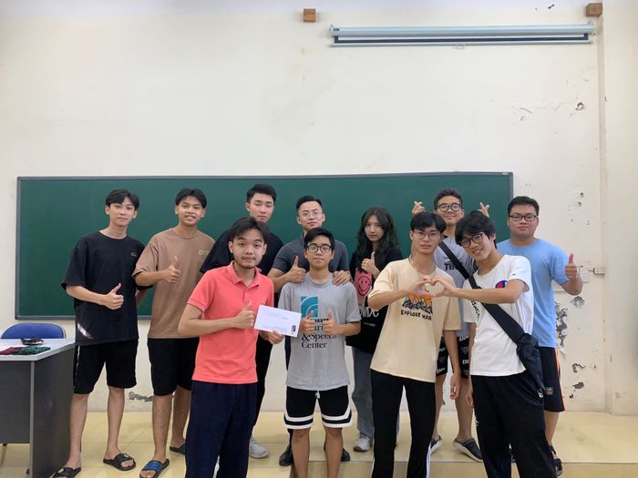 Thầy Lương Tuấn Linh trong giờ giảng bài đầy nhiệt huyết