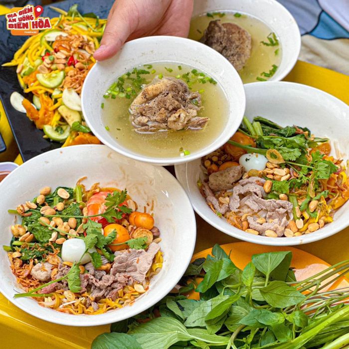 Không gian ấm cúng tại Food & Coffee Xéo